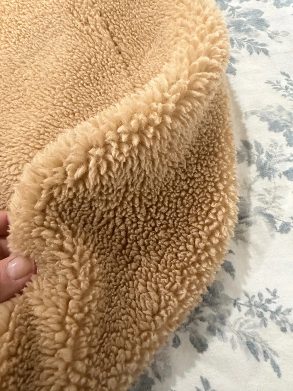 ALO Yoga Teddy Sherpa Tote Bag Beige Plush Shearling Oversized Cozy Carryall - Picture 5 of 6